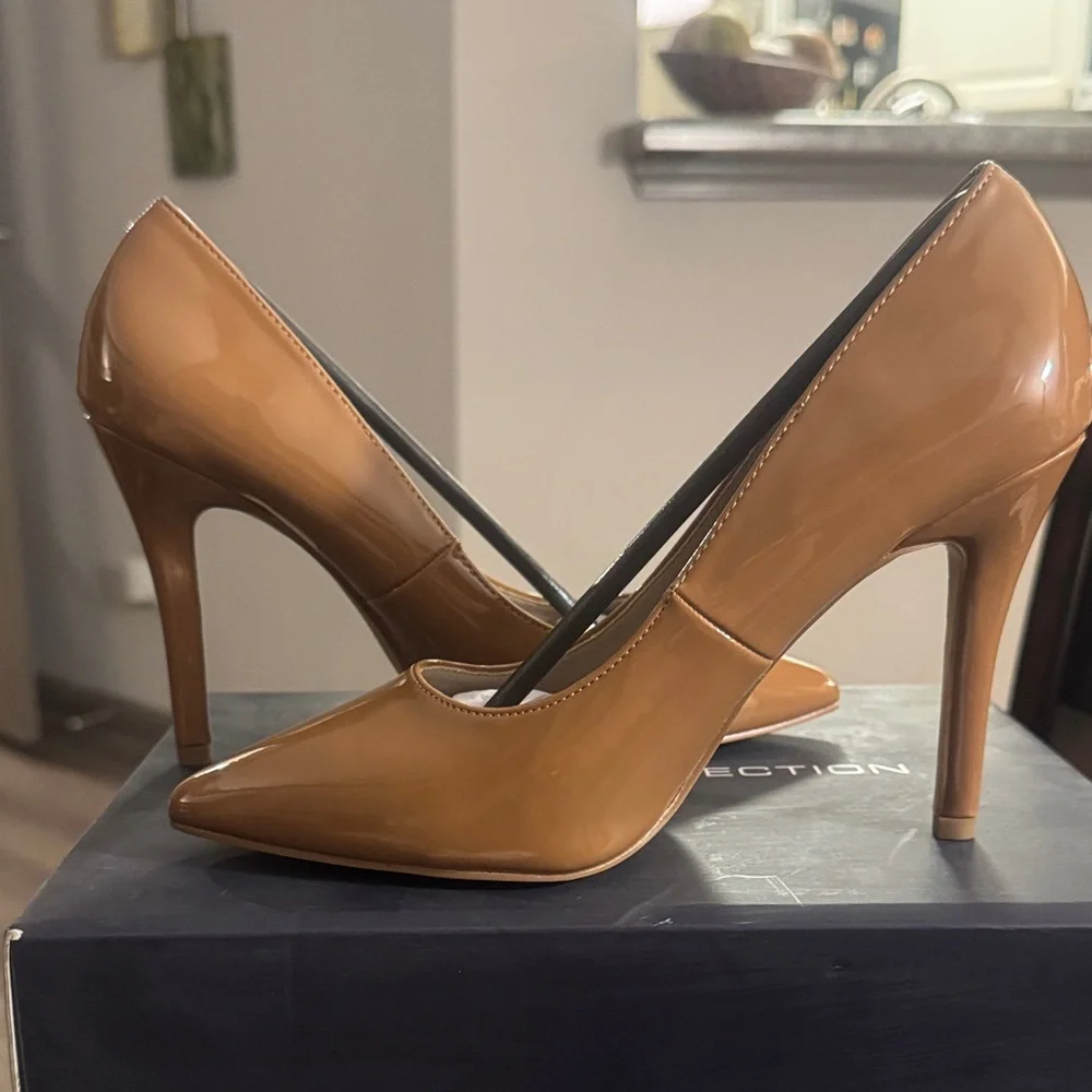 🔥NEW French Connection Patent Faux Leather Pointed Toe Pumps Size 7/EU 37.5🔥